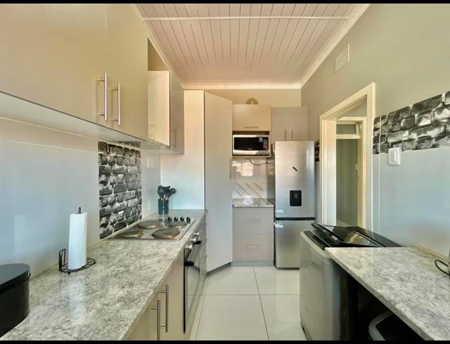 2 BEDROOM APARTMENT FOR SALE IN FLORIDA LAKE